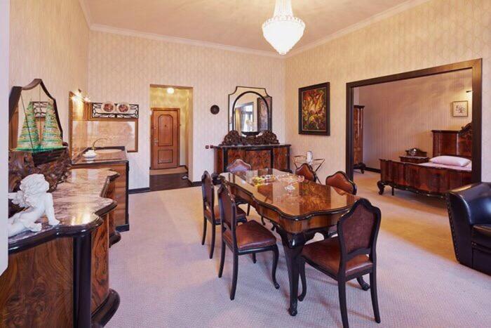 Exclusive Apartment On Shevchenko Avenue 10 Lviv Bagian luar foto